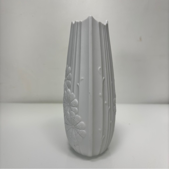 Vintage Kaiser White Bisque Porcelain Floral Pattern Jagged Edge Vase‎ - Picture 6 of 11